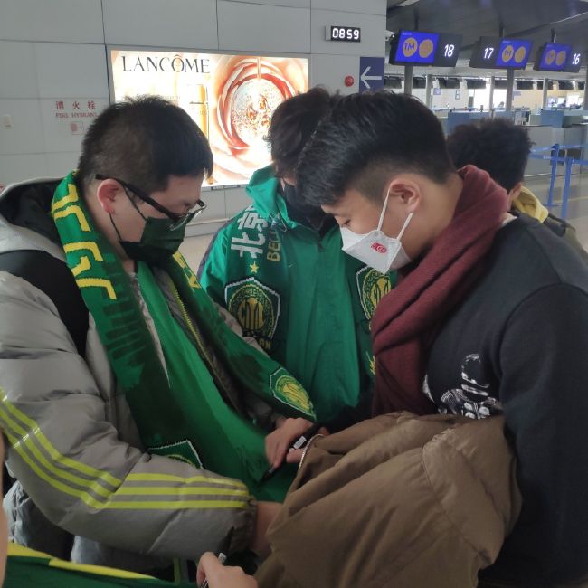 由于需要在比赛开始前注册新球员，巴萨转售了负责俱乐部视听制作的部分公司，该公司此前由Socios.com 和Orpheus Media所有。